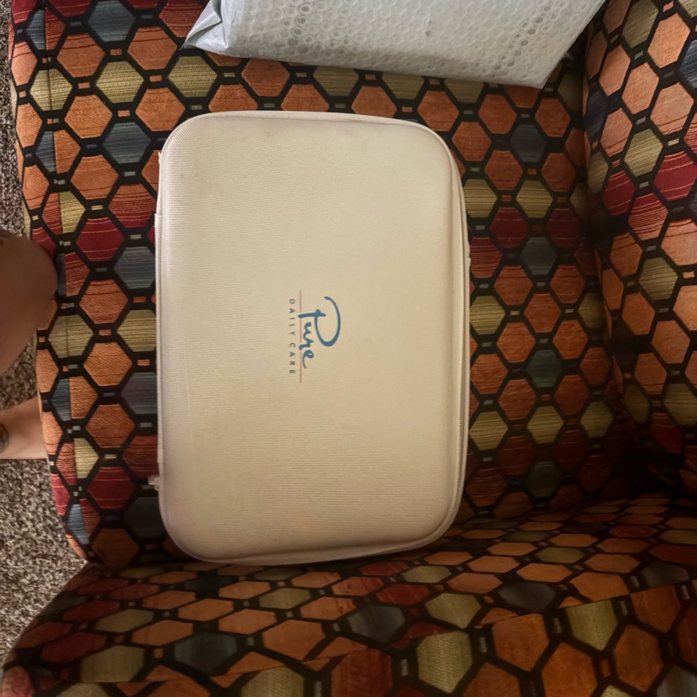 Pure daily care travel case